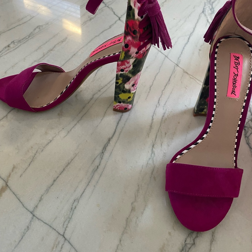Betsey Johnson 8.5 Sandals perfect condition